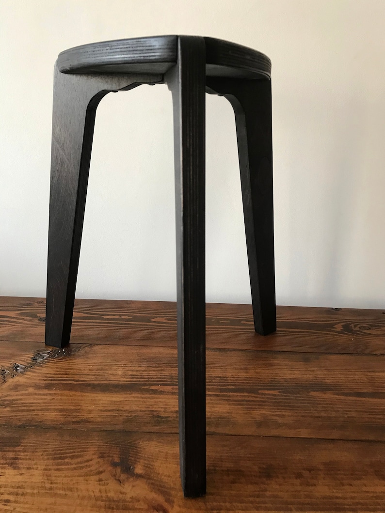 Taburete negro, taburete de madera con tres patas, silla, muebles de madera contrachapada imagen 9