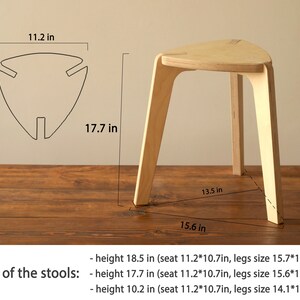 Puede incluir: Tres taburetes de madera con asientos triangulares y tres patas. Los taburetes tienen diferentes alturas: 47 cm, 45 cm y 26 cm. Las dimensiones del asiento son 28,4 cm por 27,2 cm. Las dimensiones de las patas son 40 cm por 34,5 cm, 39,6 cm por 34,3 cm y 35,8 cm por 31 cm.