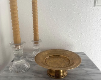 Bol/plato pequeño de latón vintage con pedestal – Plato decorativo con pie de 15 cm, bandeja para baratijas de latón macizo con patrón floral grabado.