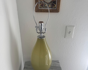 Hollywood Regency Jamie Young gele kunst glazen tafellamp – gepensioneerde vintage druppelbol met chroom en luciet voet – designer MCM-stijl