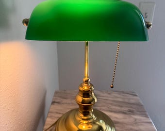 Lampa bankierska z litego mosiądzu w stylu vintage z zielonym szklanym kloszem – lampa biurkowa w kształcie fortepianu, klasyczne oświetlenie domu i biura, oświetlenie gabinetu, nastrojowy wystrój