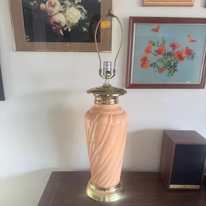 Lámpara de mesa de cerámica en espiral color coral melocotón, estilo moderno de mediados de siglo, con acabado en latón, ideal para una decoración romántica estilo cottagecore retro.