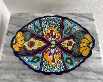 Ręcznie malowany meksykański talerz do serwowania Talavera – Żywa kwiatowa majolika z falistym brzegiem