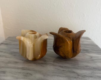Paar Vintage handgeschnitzte gebänderte Onyx Stein Kerzenhalter, Tulpenblume geformt