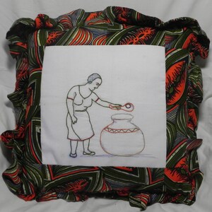 Almohada bordada africana con mujer y olla