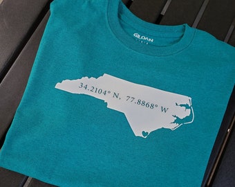 Camiseta con coordenadas de Wilmington NC, Cape Fear, verde azulado, UNCW