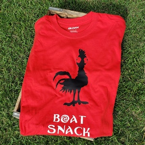 Maglietta Moana Hei Hei Boat Snack - Rossa - Pollo a tema Disney - Vacanze in famiglia - Ritorno a scuola - Bambini, ragazzi, bambini piccoli, adulti