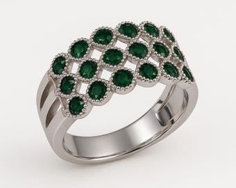 Könnte beinhalten: Ein silberner Ring mit drei Reihen runder, dunkelgrüner Edelsteine. Der Ring hat eine polierte Oberfläche und ein detailliertes Design, das die Edelsteine in einem sich wiederholenden Muster zeigt. Der Ring ist ein Schmuckstück.