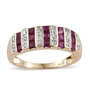 Könnte beinhalten: Ein goldener Ring mit abwechselnden Reihen quadratisch geschliffener Rubine und kleiner Diamanten. Der Ring hat eine polierte Oberfläche und ein klassisches Design. Der Ring ist mit "10K" und "STS" gekennzeichnet.