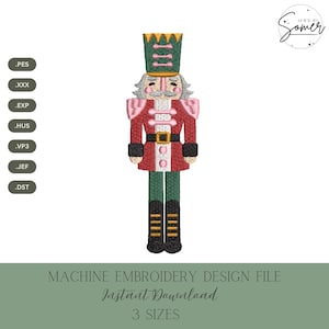 Könnte beinhalten: Eine Maschinenstickdatei mit einem farbenfrohen Nussknacker-Soldaten. Das Design umfasst einen roten Mantel, grüne Hosen und einen gold-grünen Hut. Der Text "MACHINE EMBROIDERY DESIGN FILE Instant Download 3 SIZES" steht unten.