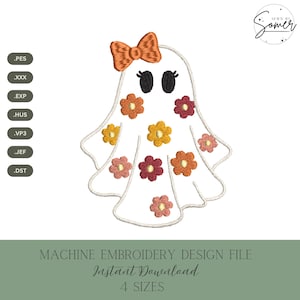Op de afbeelding: Een machineborduurontwerpbestand met een wit spookfiguur met zwarte ogen en wimpers, voorzien van een oranje strik. Het spook is versierd met diverse kleine bloemen in oranje, gele en roze tinten. De tekst bevat SEWD BY SOMER.