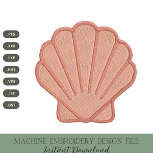 Puede incluir: Un archivo de diseño de bordado a máquina de concha de color melocotón. El diseño es una representación detallada de una concha de vieira, con líneas radiales y un aspecto texturizado. El texto dice "MACHINE EMBROIDERY DESIGN FILE Instant Download 4 SIZES".