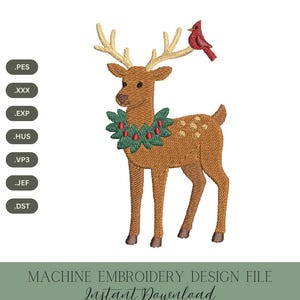 K&ouml;nnte beinhalten: Maschinenstickdesign-Datei mit einem braunen Hirsch mit einem gr&uuml;nen und roten Kranz und einem roten Kardinal. Das Design enth&auml;lt den Text "MACHINE EMBROIDERY DESIGN FILE Instant Download 4 SIZES".