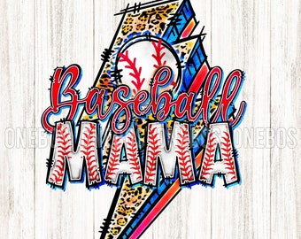 Op de afbeelding: Een kleurrijk grafisch ontwerp met een honkbal en een bliksem. De tekst "Baseball Mama" staat in een vet, wit lettertype met rode stiksels rond de letters. De achtergrond is een wit houtmotief.