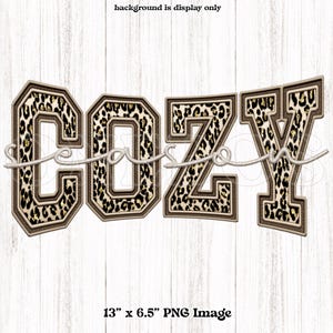 Könnte beinhalten: Digitales Bild mit dem Wort "COZY" in einer Schriftart im College-Stil. Die Buchstaben haben ein Leopardenmuster mit goldenen Akzenten und sind braun umrandet. Das Wort "SEASONS" ist darunter gestickt. Das Bild ist 33 cm x 16,5 cm PNG.