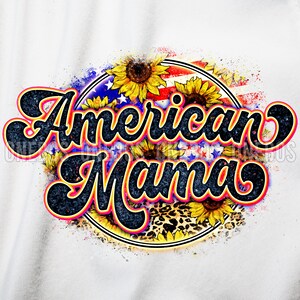 Puede incluir: Un diseño gráfico con el texto "American Mama" en una fuente retro. El texto está rodeado de girasoles y una bandera estadounidense roja, blanca y azul.