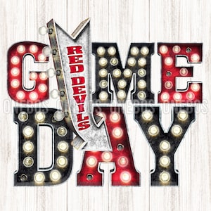Puede incluir: Gráfico digital con las palabras "GAME DAY" en letras grandes e iluminadas. Las letras son rojas y negras con bombillas, y una flecha vintage con el texto "RED DEVILS". El fondo es de vetas de madera blanca.
