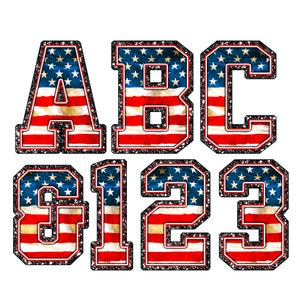 Può includere: Un insieme di lettere e numeri, tra cui A, B, C, 0, 1, 2 e 3, progettati con un tema patriottico della bandiera americana. Ogni carattere presenta un aspetto invecchiato con una combinazione di colori rosso, bianco e blu, delineato da un effetto glitter nero.