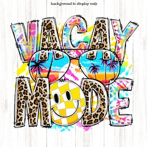 Op de afbeelding: Een kleurrijk grafisch ontwerp met de tekst "Vacay Mode" in een tie-dye en luipaardprint. Een zonnebril met een strandscène bevindt zich boven de tekst en een smiley met een geruit patroon bevindt zich onder de tekst.