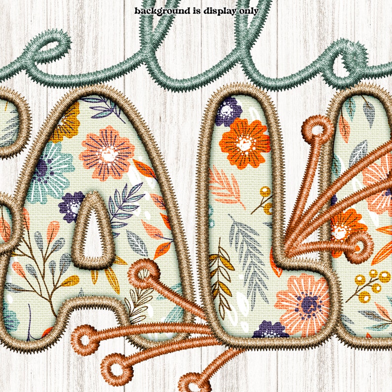 Puede incluir: Letrero bordado "FALL" con patrones florales en las letras. Las letras est&aacute;n delineadas con hilo marr&oacute;n, con un fondo verde claro. La palabra "fall" est&aacute; cosida sobre un fondo de madera blanca. La palabra "hello" est&aacute; bordada en verde encima de la palabra "fall".