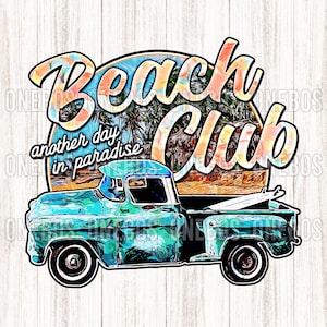 Peut inclure: Un camion vintage bleu turquoise avec une planche de surf dans la benne. Le camion roule sur une plage avec un coucher de soleil en arri&egrave;re-plan. Le texte "Beach Club" est &eacute;crit dans une police color&eacute;e sur un cercle derri&egrave;re le camion. Le texte "another day in paradise" est &eacute;crit sous le cercle.