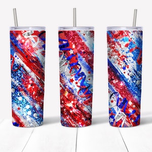 Puede incluir: Tres vasos de acero inoxidable con diseños de purpurina y confeti rojo, blanco y azul. Los vasos tienen tapas y pajitas.