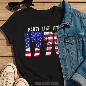 Pode incluir: Camiseta preta com o texto branco "PARTY LIKE IT'S 1970". Os números "1970" são projetados com um padrão de bandeira americana desgastada. Uma jaqueta jeans, óculos de sol e tênis também estão na imagem.