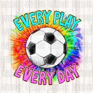 Op de afbeelding: Een kleurrijke tie-dye achtergrond met een voetbal in het midden. De woorden "EVERY PLAY EVERY DAY" zijn geschreven in een vet, kleurrijk lettertype.