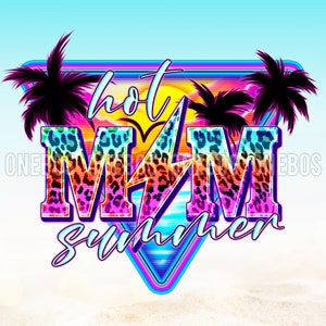 Puede incluir: Un diseño gráfico colorido con el texto "hot mom summer" en un triángulo de neón con palmeras y un fondo de estampado de leopardo.