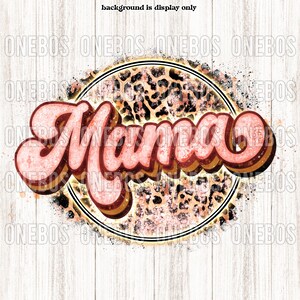Könnte beinhalten: Ein pinkfarbenes und orangefarbenes "Mama"-Wortkunstdesign mit einem Leopardenmuster-Hintergrund. Die Wortkunst ist in einer Schriftart im Retro-Stil.