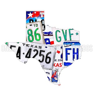 Könnte beinhalten: Eine Umrisskarte des Bundesstaates Texas, gefüllt mit alten Nummernschildern. Die Schilder sind in verschiedenen Farben und zeigen Zahlen, Buchstaben sowie die Wörter "Texas" und "Lone Star".