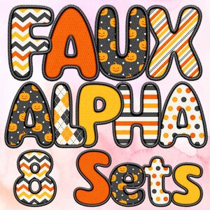 Op de afbeelding: Een set van acht Halloween-thema alfabetletters met verschillende patchwork-patronen, waaronder oranje, zwart, wit en geel. De letters zijn zwart omrand en hebben een gestikt uiterlijk. De tekst "Faux Alpha 8 Sets" is ook in de afbeelding opgenomen.