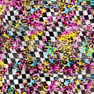 Op de afbeelding: Abstract ruitpatroon met een zwart-wit geruit patroon als achtergrond. Het ruitpatroon is overlegd met een kleurrijk luipaardprint in de kleuren roze, geel, blauw en zwart.