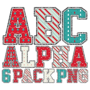 Pode incluir: Um conjunto de seis letras do alfabeto com tema natalino com uma borda brilhante. As letras são A, B, C, ALPHA, 6, PACK e PNG. Cada letra é decorada com um design diferente de padrões vermelhos, brancos e azuis.