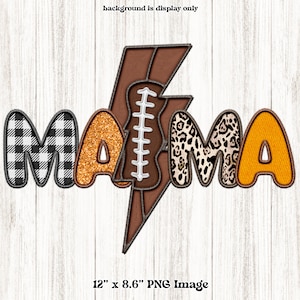 Pode incluir: Um design de arte de palavras "MAMA" em marrom e laranja com uma bola de futebol e um raio no centro. As letras são decoradas com padrões xadrez preto e branco, glitter laranja e estampa de leopardo. A imagem mede 12 polegadas por 8,6 polegadas.