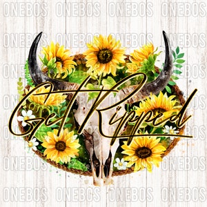 Könnte beinhalten: Aquarellmalerei eines weißen Bullenschädels mit Hörnern, umgeben von Sonnenblumen und weißen Blumen. Der Text "Get Ripped" ist in schwarzen Buchstaben auf dem Schädel geschrieben.