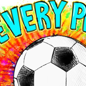 Op de afbeelding: Een kleurrijke aquarel achtergrond met een witte voetbal op de voorgrond. De woorden "EVERY" en "PLAY" zijn in blauw met zwarte contouren boven de bal geschreven.