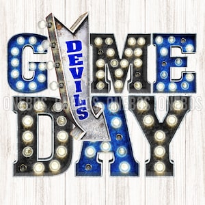 Puede incluir: Gráfico digital con las palabras "GAME DAY" en estilo marquesina. Las letras están delineadas en negro y azul, con bombillas iluminando cada letra. Una flecha con "DEVILS" está en el centro.
