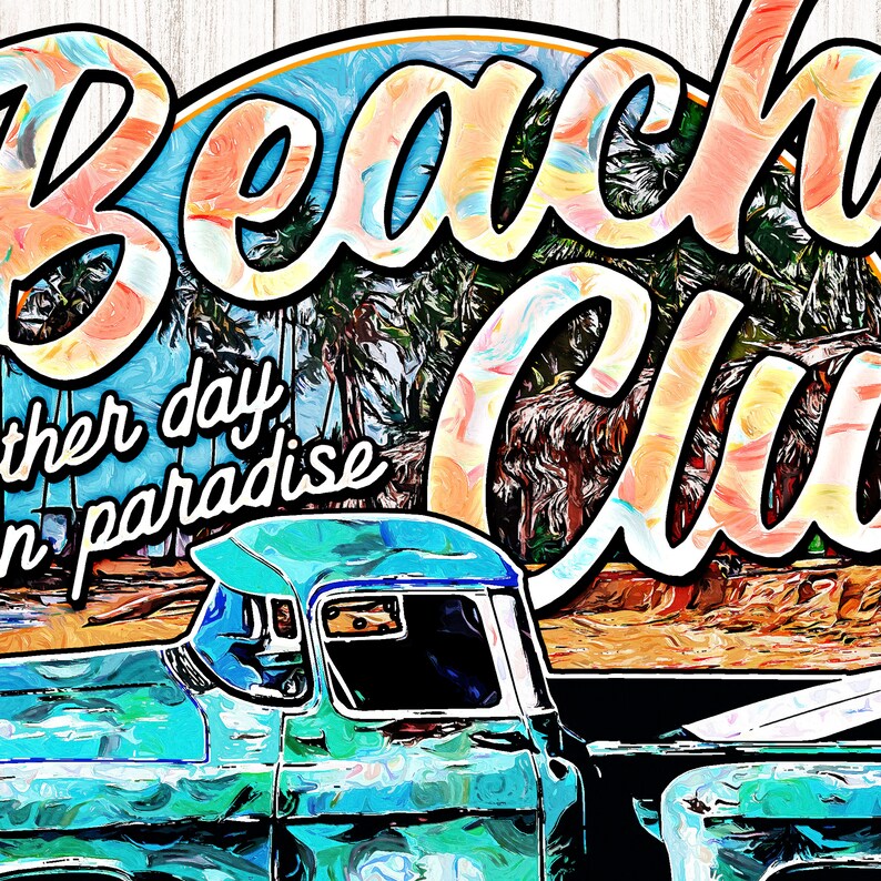 Peut inclure: Un camion vintage bleu avec une cabine blanche et une benne en bois. Le camion est gar&eacute; devant une sc&egrave;ne de plage avec des palmiers et les mots "Beach Club" dans une police color&eacute;e et stylis&eacute;e. Le texte "Another day in paradise" est &eacute;crit en blanc sur le c&ocirc;t&eacute; gauche de l'image.