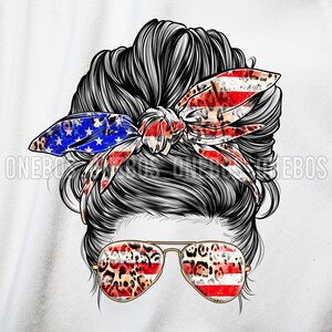 Op de afbeelding: Een vrouwenkapsel met een rommelige knot met een rood, wit en blauw bandana eromheen geknoopt. De bandana heeft een luipaardprint. De vrouw draagt een zonnebril met een rood, wit en blauw Amerikaans vlagpatroon.