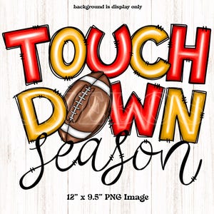 Touch Down Saison PNG, digitaler Download Fußball-Shirt-Design, Gekritzel-Buchstaben, Rotgold, Maskottchenfarben, Transfer Kunstdruck PNG