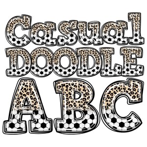 Könnte beinhalten: Ein Satz Alphabetbuchstaben und die Wörter "Casual Doodle ABC" in einem schwarz-weißen Fußballmuster mit einem Leopardenmuster-Überzug.