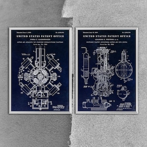 Può includere: Due disegni di brevetto vintage blu con testo bianco. Il disegno a sinistra mostra uno schema di un metodo e di un apparato per produrre reazioni di fusione nucleare. Il disegno a destra mostra uno schema di un sistema operativo di reattore elettronico e di un sistema di nucleo. Il testo del disegno a sinistra recita: "Brevettato il 4 giugno 1968, n. 3.386.883, United States Patent Office, Philo T. Farnsworth, Metodo e apparato per produrre reazioni di fusione nucleare, Depositato il 13 maggio 1964". Il testo del disegno a destra recita: "Brevettato il 13 luglio 1968, n. 3.384.794, United States Patent Office, Charles E. Winters et al., Sistema operativo di reattore elettronico e sistema di nucleo, Depositato il 18 novembre 1963".