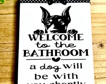 Grappig Dobermann-badkamerbord: handgemaakt houten hondendecor
