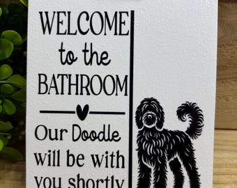 Letrero de baño con doodle dorado: bienvenido al baño. Nuestro doodle estará contigo en breve. Decoración divertida para el baño con perros: regalo para dueños de perros doodle.