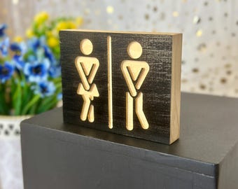 "Lustiges, graviertes Restroom-Regal-Sitter-Schild aus Holz."