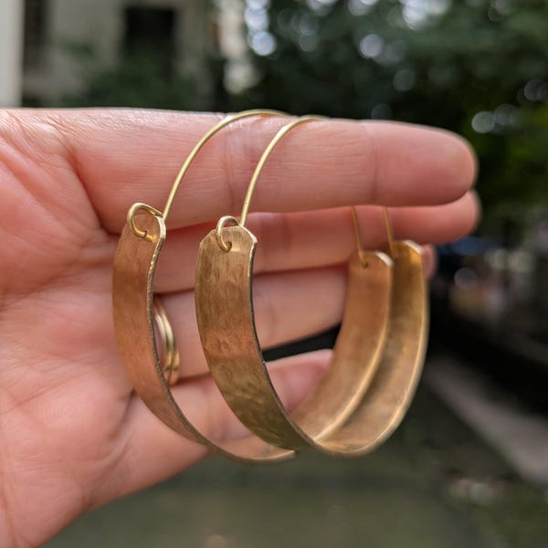 Afrikanska ringörhängen, stora överdimensionerade ringörhängen, mässingsringörhängen, stora guldringörhängen, minimalistiska örhängen, hamrade örhängen, boho