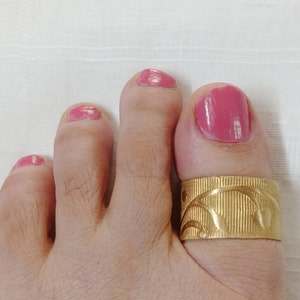 Gold Big Toe Ring,Large Wide Chunky Toe Band,Adjustable Toe Cuff,Summer Jewelry,Toe Ring For Women,Unique Boho Toe RingThick, Brass Toe Ring