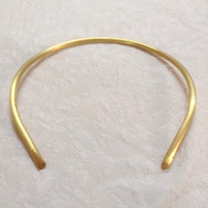 Gold Torque, Messing Choker Halskette, Abgeflachte Gehämmerte Halskette, Offene Kragen Halskette, Verstellbare Halskette, Minimale Halskette, Gold Hals Ring Manschette.
