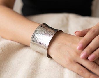 Large et épaisse manchette, bracelet en argent, manchette ouverte, bracelet pour femme, bracelet moderne, bracelet floral unique, bohème, tendance.